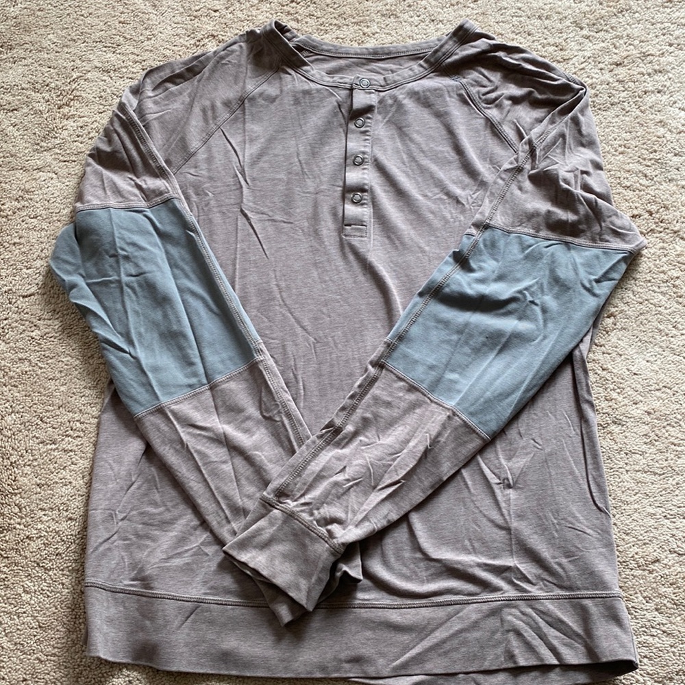 Lululemon men’s size large performance Henley shirt
